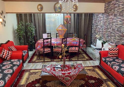 开罗Luxury Apartment City stars的客厅配有红色的沙发和桌子