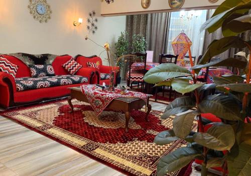 开罗Luxury Apartment City stars的客厅配有红色的沙发和桌子
