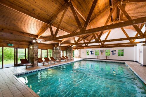 奥特利克瑞拉切文乡村公园酒店&SPA的一座带木制天花板的别墅内的游泳池