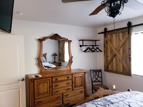 科斯戈尔德Yosemite Foothill Retreat - Private Guest Suite #2的卧室配有梳妆台和墙上的镜子