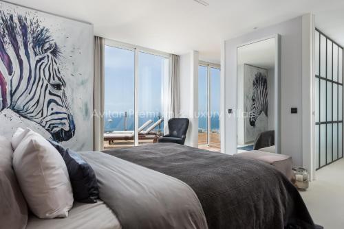 阿德耶Avitan Premium & Luxury Villas的卧室墙上挂着斑马画