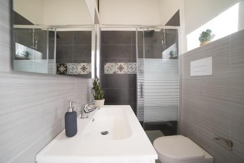 佩斯基奇Peschici HOME FILOCCO stanza e bagno privato的浴室配有白色水槽和卫生间。