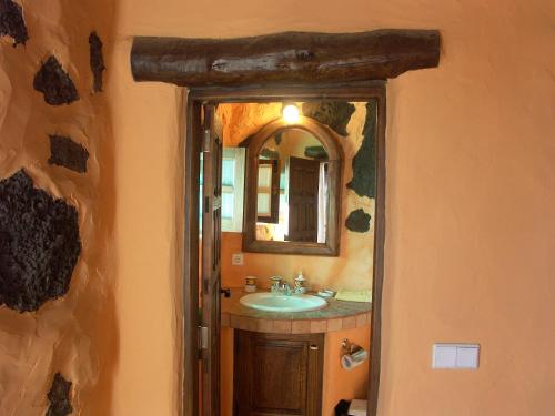 蒂亚斯Casa Cora的一间带水槽和镜子的浴室