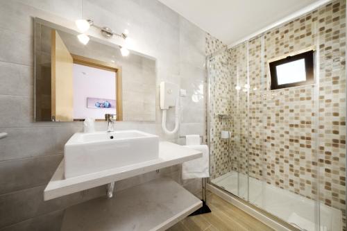 卡武埃鲁Quinta das Andorinhas的一间带水槽和淋浴的浴室