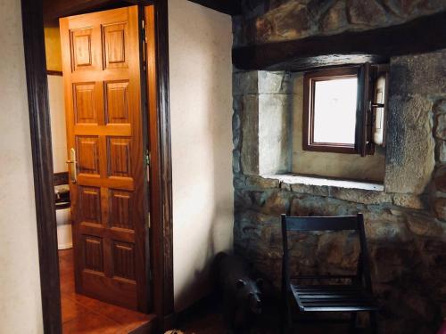 拉斯特雷斯Mirando al Mar的一间设有门、椅子和窗户的房间