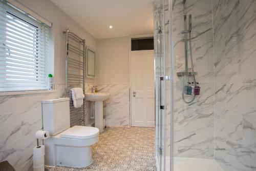 切尔滕纳姆Number 8 Cheltenham的浴室配有卫生间、盥洗盆和淋浴。