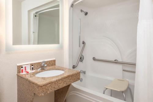 岩石丘石山豪生国际酒店集团的一间带水槽、镜子和卫生间的浴室
