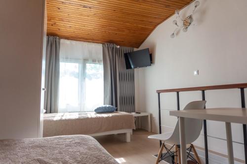 萨格勒布Apartman Zagreb Maksimir的一间卧室设有两张床和窗户。