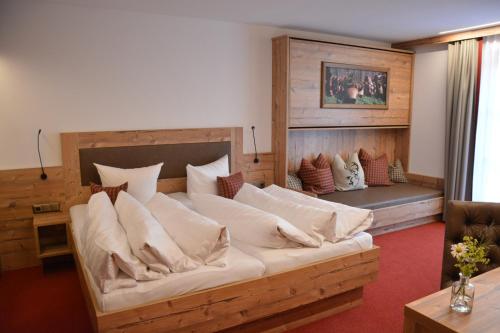 达米尔斯Hotel Garni Alpina的一张大床,里面配有枕头
