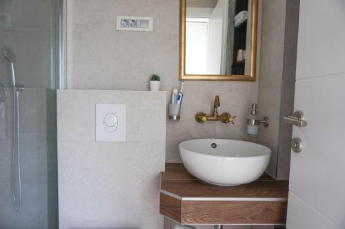 萨格勒布Apartman Zagreb Maksimir的浴室配有白色水槽和淋浴。