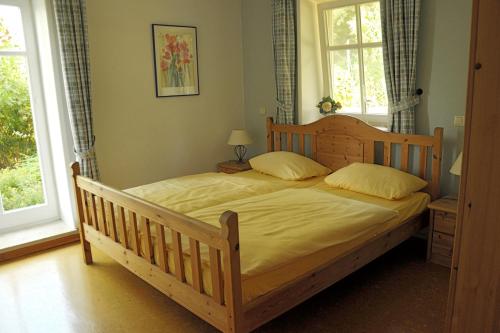 锡克Eschenhof的一间卧室设有木床和2个窗户。