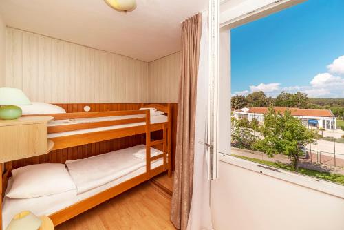 普纳特奥莫瑞卡酒店的一间卧室设有双层床和大窗户