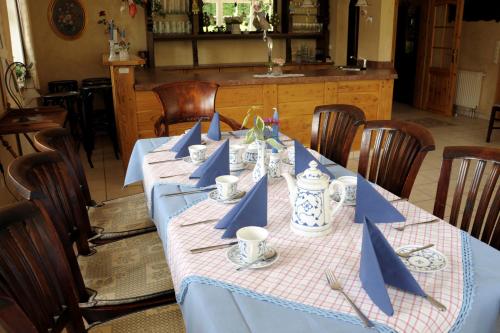 锡克Eschenhof的餐厅的一张桌子上摆放着蓝色餐巾