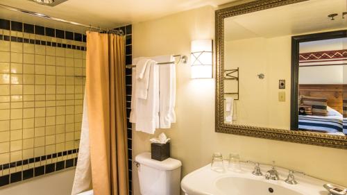 圣达菲洛雷托Spa旅馆的一间带水槽、卫生间和镜子的浴室