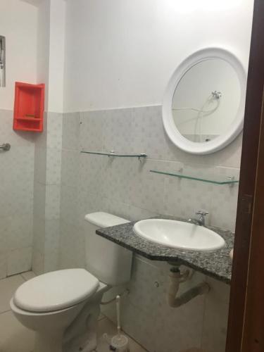 路易斯科雷亚Flat Shopping Amarração N - 129的一间带卫生间、水槽和镜子的浴室