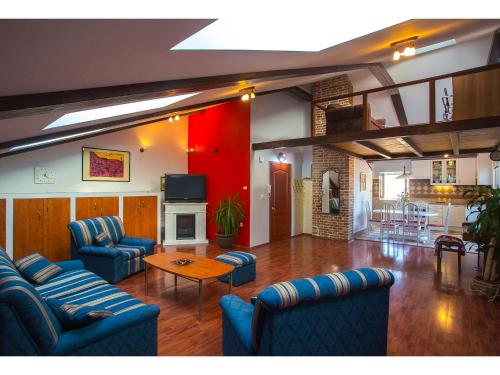 斯普利特Riva Royal Lounge Apartment的客厅配有蓝色的沙发和桌子