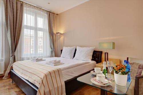 卡托维兹Jagiellońska 3 ApartHotel的酒店客房配有一张床铺和一张桌子。