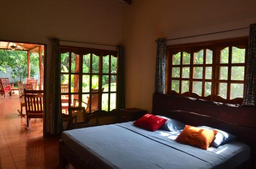 奇南德加Los Cocos, Chinandega的一间卧室配有一张带两个枕头的床