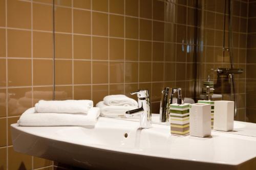 利雪平纳土伦瓦纳斯卡花园酒店-维多利亚胡斯特的浴室设有水槽、毛巾和镜子