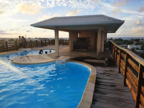 帕皮提Little home Tahiti的屋顶上带凉亭的游泳池