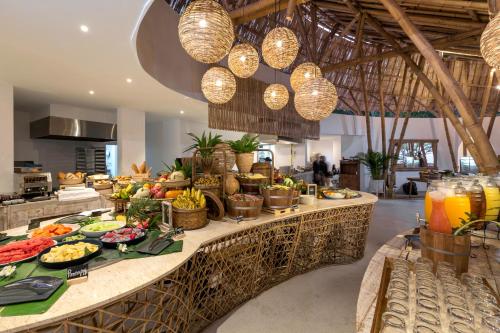 Eden Beach Khaolak Resort and Spa A Lopesan Collection Hotel - SHA Extra Plus餐厅或其他用餐的地方
