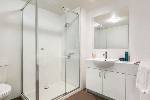 切尔滕纳姆肯斯特切尔滕纳姆酒店的带淋浴和盥洗盆的白色浴室