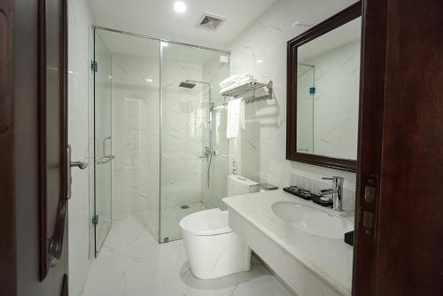 岑山Khách sạn Hoàng Thái的带淋浴、卫生间和盥洗盆的浴室