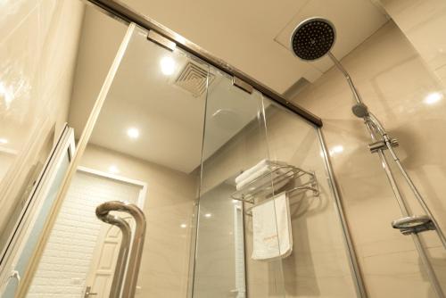 下龙湾朗敦酒店的带淋浴的浴室(带玻璃淋浴间)