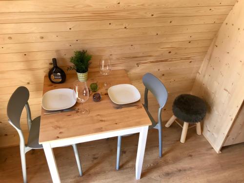波滕施泰因Hüttendorf Fränkische Schweiz的一间带木桌和椅子的用餐室