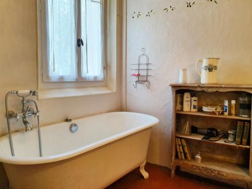 Bed & Breakfast Chambres d'hôtes COTTAGE BELLEVUE的一间浴室