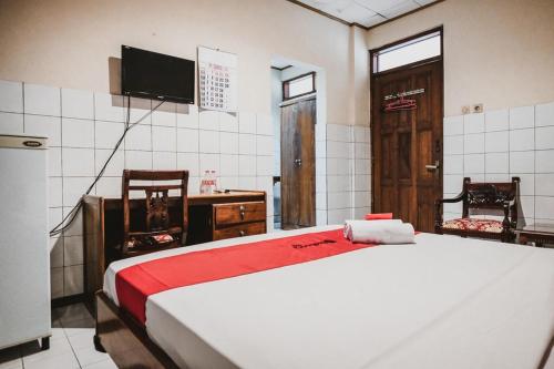 三宝垄RedDoorz @ Ungaran的一间卧室配有一张床和一台电视