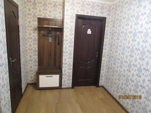赫梅利尼茨基Salus的一间设有两扇门和木地板的客房