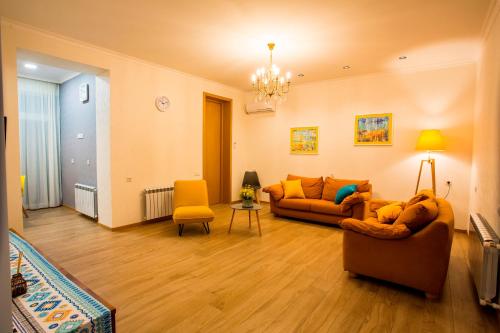 Yellow apartment in Avlabari的休息区