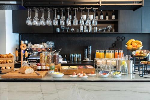阿姆斯特丹意识酒店的厨房配有带食品和饮料的柜台