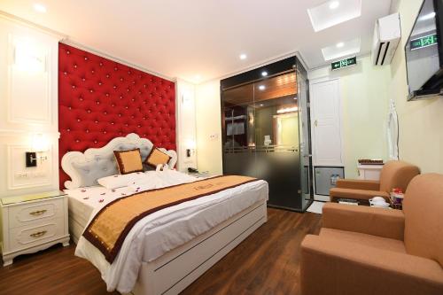 内排Kawasaki Noi Bai Hotel的一间卧室设有一张大床和红色的墙壁