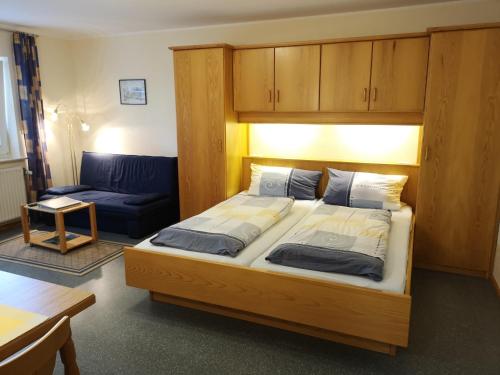 摩泽尔河畔的泽尔Appart-Pension-Schier的一间卧室配有一张大床和一张沙发