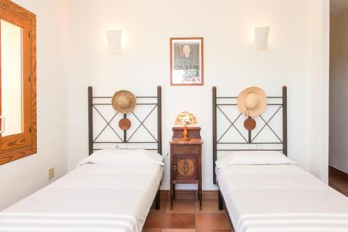 拉萨维纳Sa Voliaina的白色墙壁客房的两张床