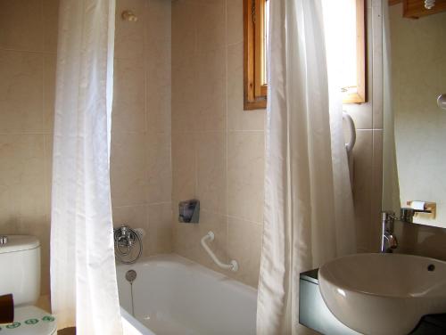 普拉斯酒店的一间浴室