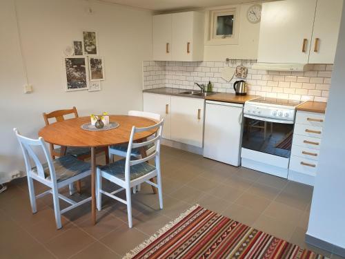 布勒萨普Stuga Bra Nock的厨房配有木桌和椅子