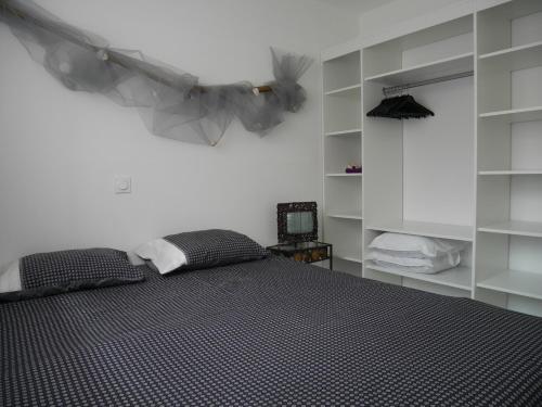 泰晤勒·苏尔·梅尔Le 332 Vue Panoramique Mer, Piscine, Garage Privatif的一间卧室配有一张带黑色床罩的床
