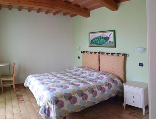 乌尔比诺Ca' Lupino的卧室配有一张床