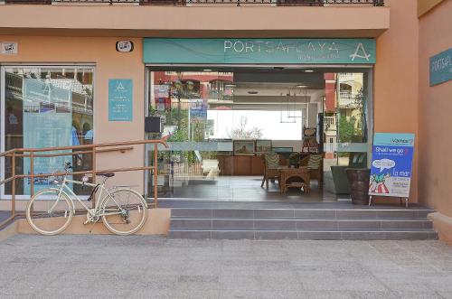 珀特萨普拉亚Sea You Apartamentos Valencia Port Saplaya的停在商店前的自行车