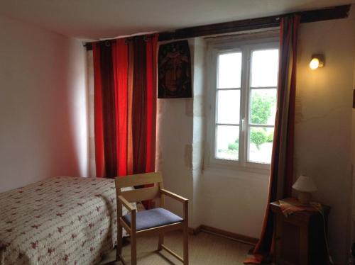 拉弗雷切Chambre chez l'habitant au centre ville的卧室配有床、椅子和窗户。