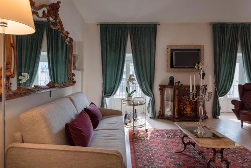 都灵Corte Realdi Luxury Rooms Torino的客厅配有沙发和桌子