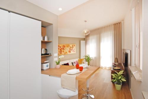 特雷维索Suite Manin的客厅配有沙发和桌子