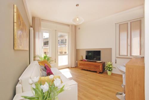 特雷维索Suite Manin的客厅配有白色沙发和电视