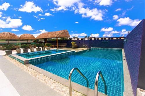 卡塔海滩OK Phuket的蓝天度假村内的游泳池