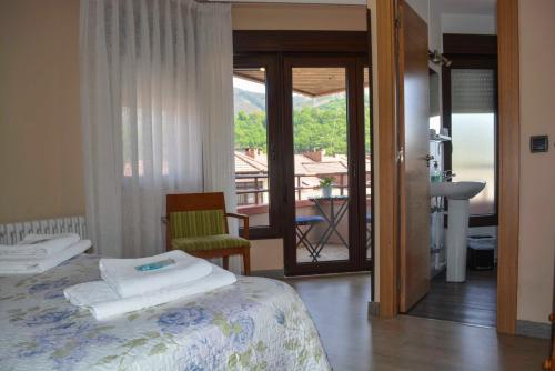 坎加斯-德奥尼斯Pension Reconquista的一间卧室设有一张床,享有阳台的景色
