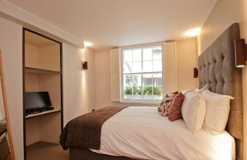 伦敦Wigmore Suites Serviced Apartments by Globe Apartments的一间卧室设有一张大床和一个窗户。