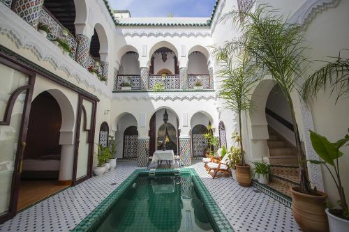 马拉喀什Riad Maison Belbaraka的一座带游泳池的庭院
